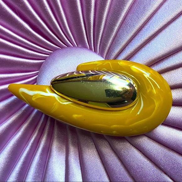Vintage plastic brooch - Picture 5 of 5